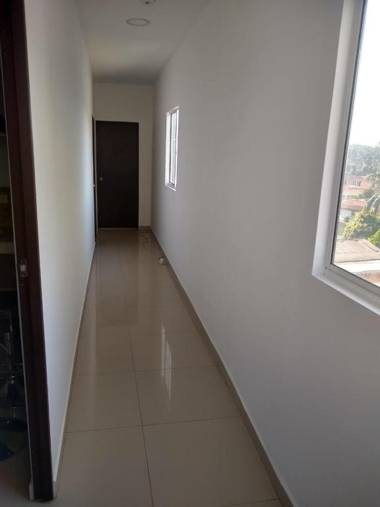 apartaestudio parejas 10 mnts del terminal centro de eventos valle del pacifico y del centro de la ciudad salida al aeropuerto