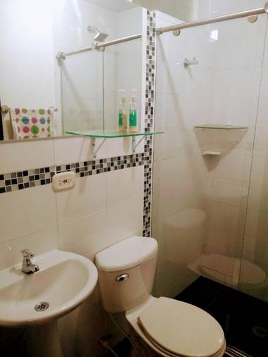 Alojamiento "Cómo en CASA" cerca al Aeropuerto!!