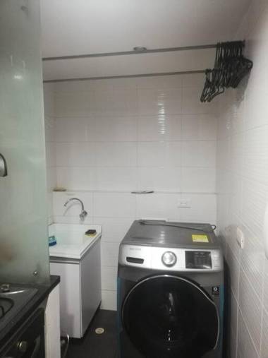 Hermosa habitación privada en conjunto residencial cerca al Aeropuerto y terminal de Bogotá zonas comunes se comparten con 1 persona