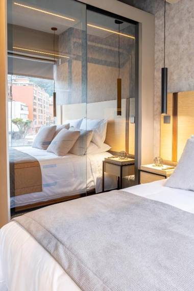 ICON 100 Luxury Apartasuites