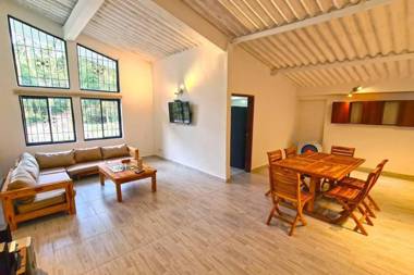 Paraíso en la montaña con cascadas y lago de pesca