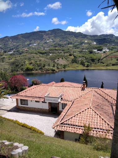 CASA DE CAMPOEL PEÑOLGUATAPE-desayuno solo pareja