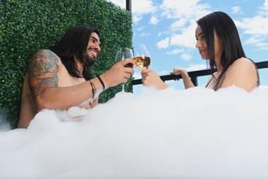 Glamping-cabaña con jacuzzi en medio de la montaña