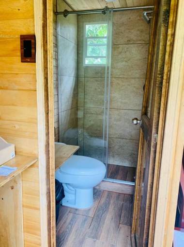 Glamping-cabaña con jacuzzi en medio de la montaña