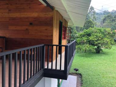 Hermosa cabaña en finca cafetera con zonas verdes avistamiento de aves paisaje cafetero