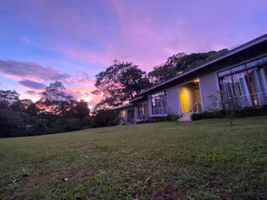 YerbaBuena Modern Stay in the Cloud Forest