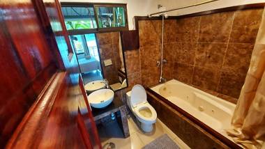 Tortuguero Adventures GuestHouse