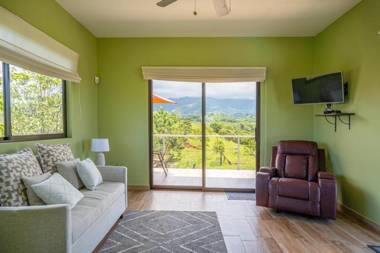 Villa Kiskadee - Beautiful Mountain Views with Private Pool & Wi-Fi