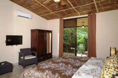 Bali inspired Casa Cascada w Jungle views Wi-Fi private pool ac