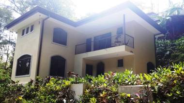 3BR Casa Heron w Private Pool Wi-Fi BBQ