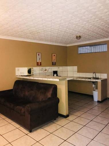 Melrost Airport Bed & Breakfast