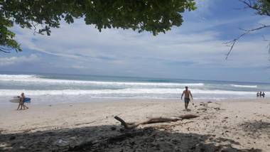 Colibri Surf House & Flats