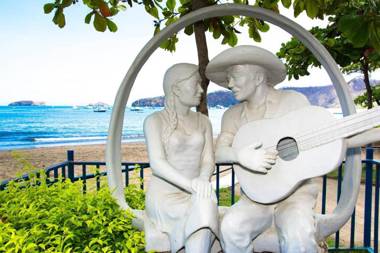 Well-decorated 3rd-floor unit with unique designs and mountainview in Coco