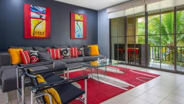 3rd-floor space with modern décor recently renovated viewing over pool in Coco