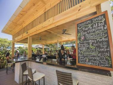 3rd-floor space with modern décor recently renovated viewing over pool in Coco