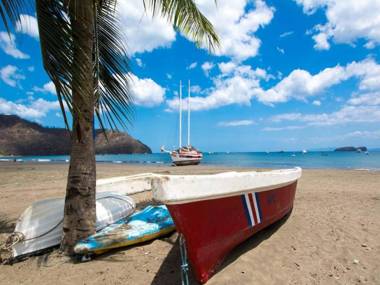 3rd-floor space with modern décor recently renovated viewing over pool in Coco