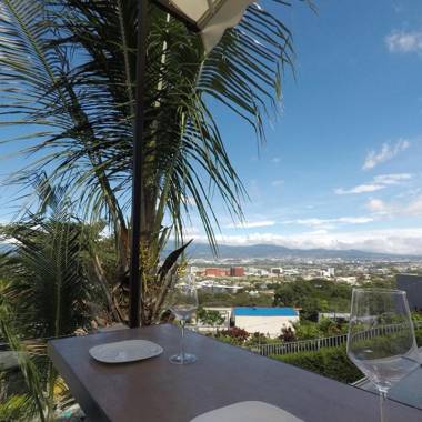 Cozy private Apartment Mirador Escazú -Building on front garden-
