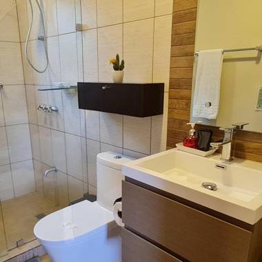 Cozy private Apartment Mirador Escazú -Building on front garden-