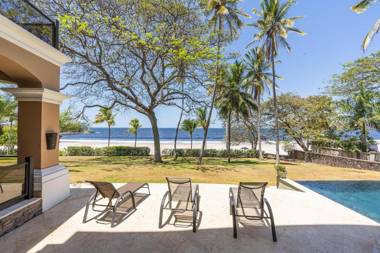 Extravagant beachfront mansion in Flamingo - second to none