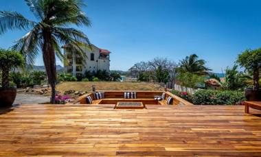 Luxury Flamingo home with ocean view sleeps 10 - walking distance from beach