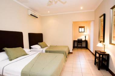 Dazzling ocean views from a bluff in Flamingo - magnificent inside and out