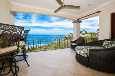 Exquisitely decorated 5th-floor aerie with views of two bays in Flamingo