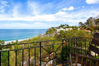 Exquisitely decorated 5th-floor aerie with views of two bays in Flamingo