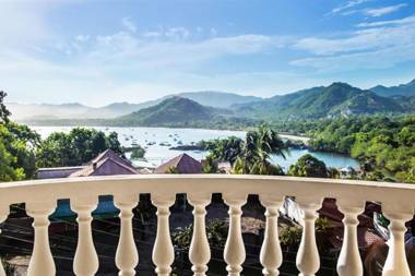 Birds-eye view of the ocean in nicely priced unit on top floor in Flamingo