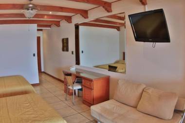 Hotel room-style ocean-view unit in Flamingo with pool