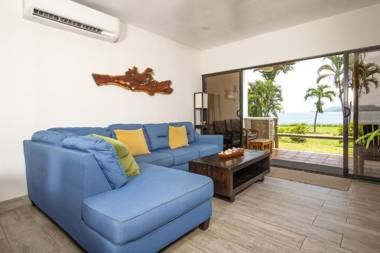 Newly remodeled ground-floor unit in Flamingo - right in front of beach
