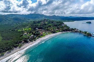 Exquisitely adorned luxury unit right on Flamingo Beach sleeps 6