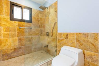 Omega 5 Flamingo 1-Bedroom Ocean-View Condo with Pool