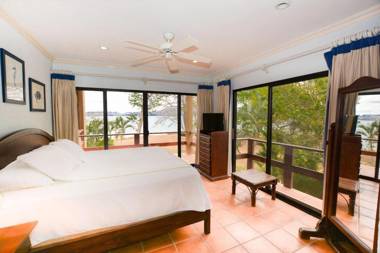 Spectacular - spacious unit in Flamingo with pool in front of the beach