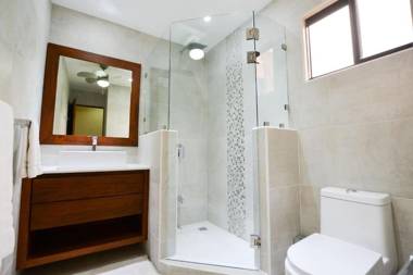 Spectacular - spacious unit in Flamingo with pool in front of the beach