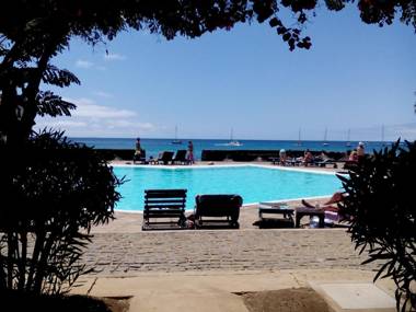 Quiet Seafront Apt 19 PA1 overlooking pool & sea