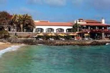 Quiet Seafront Apt 19 PA1 overlooking pool & sea