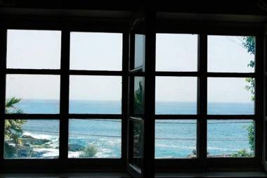 Charming 2BR Guest Suite with Ocean View