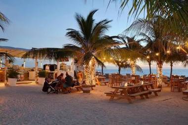 Beautiful Apartment minutes from the Beach