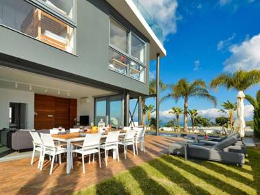 Villa Limni Dyo - Luxurious Contemporary 3 Bedroom Villa with Sea Views and Hot Tub