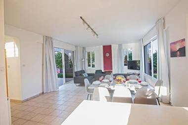 Villa Ayia Triada Beautiful 5BDR Villa with Pool Close to all Beaches and Amenities