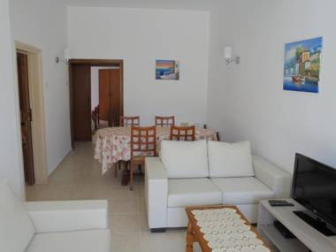 Niki Court Holiday Apartments