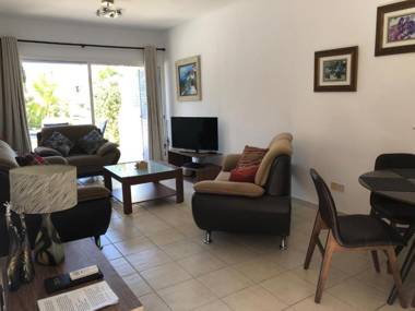 Spacious 2 bed groundfloor apartment in Limnaria Gardens