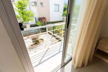 Luxury Two-Bedroom Apartment with Private Garden Lukomorye C1