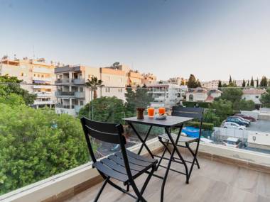 Central apartment with balcony views near the ocean in Limassol All yours