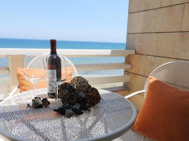 Lazuli Beachfront Apartment 253