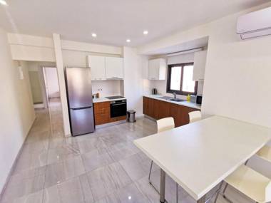 Vasilo Court Seaview City Apartment