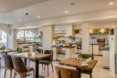 Olivia Palm Hotel