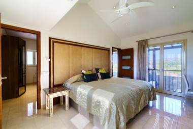5 bedroom Villa Rio with large private pool and hot tub Aphrodite Hills Resort