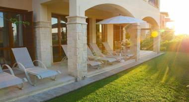 2 bedroom Apartment Pomos with garden and sea views Aphrodite Hills Resort