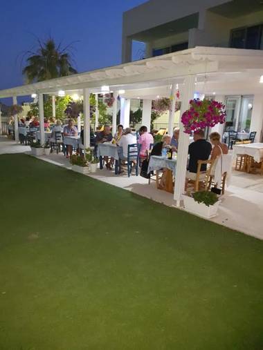 Christopher's Sandy Beach Suites